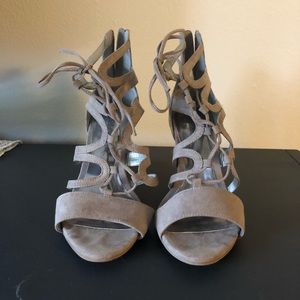 Carlos Santana wedges size 8.5 color is taupe.